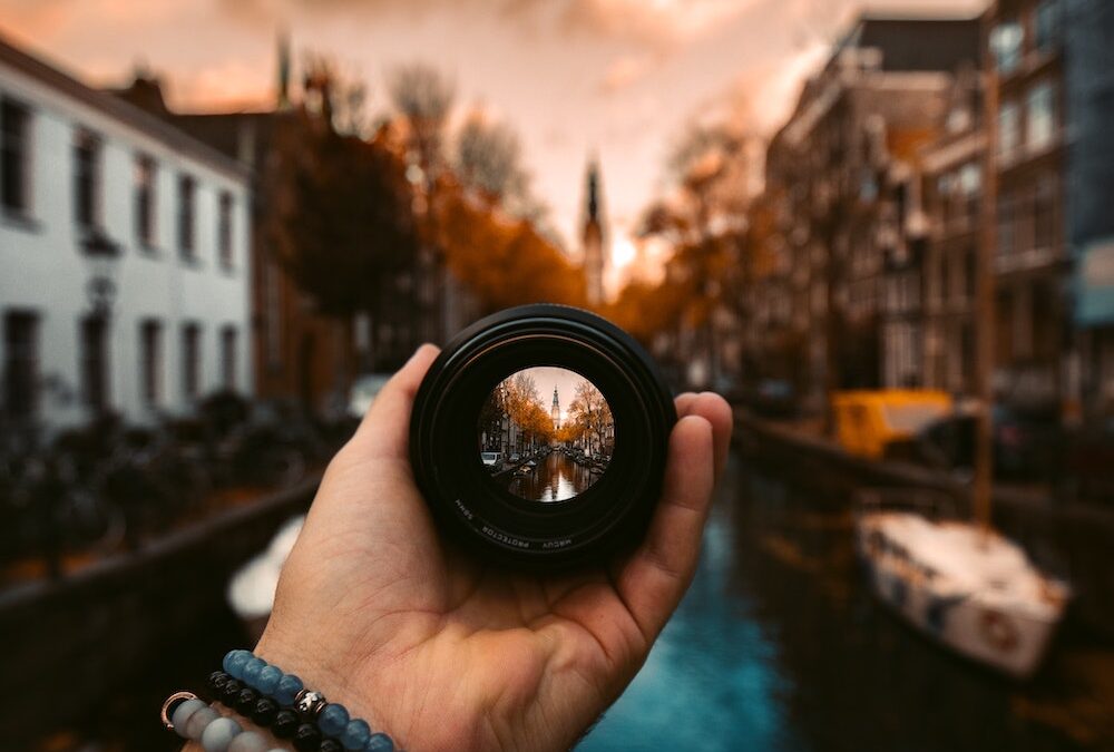 Camera lens focus versus blurred background
